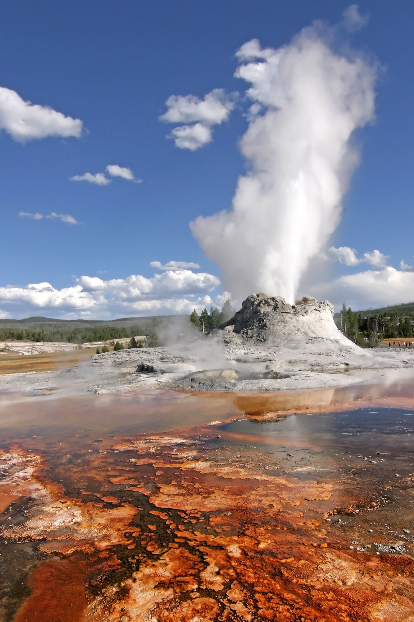 can people hike by themselves yellowstone national park