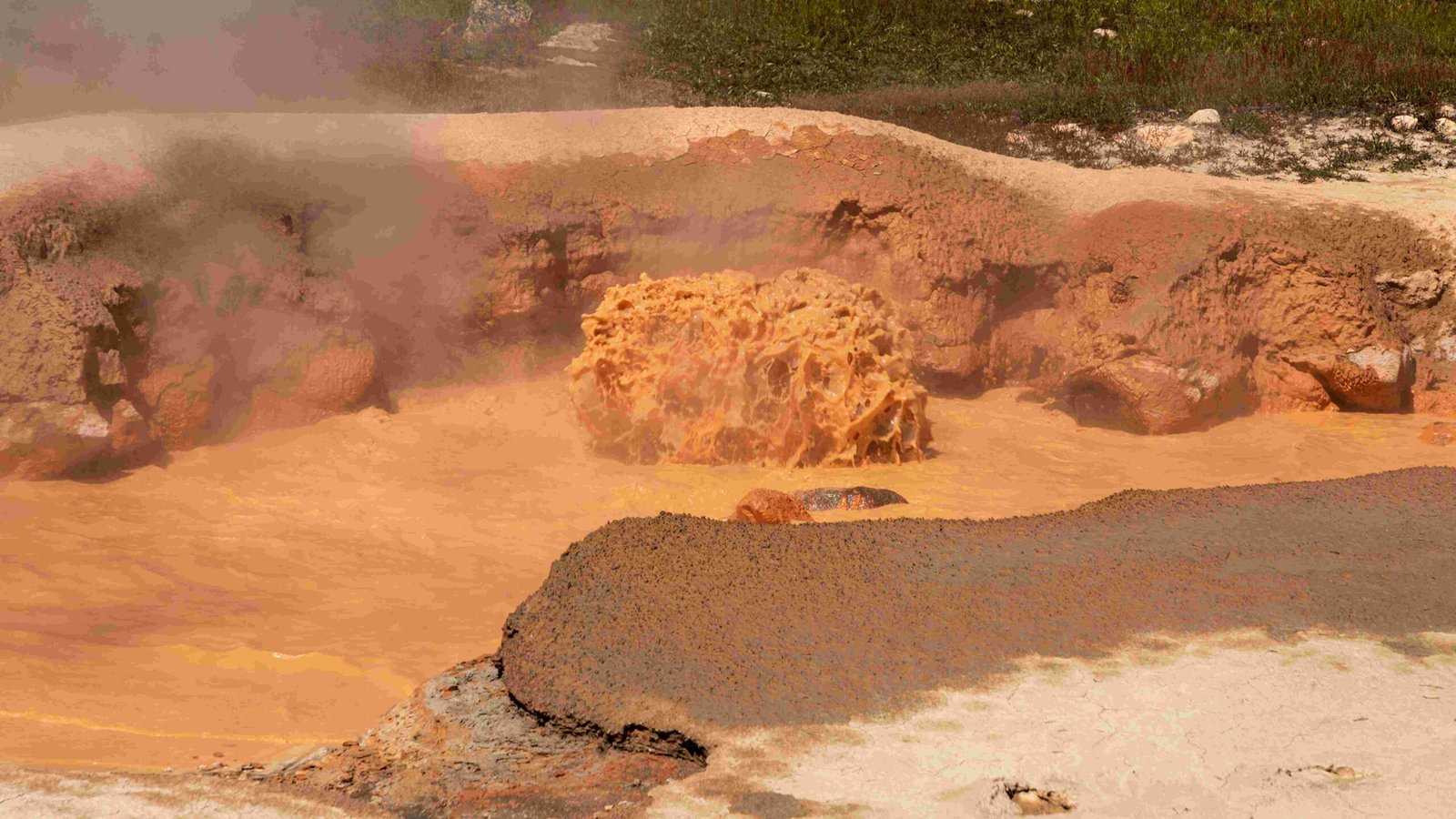 midway geyser basin yellowstone national park